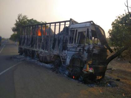 Cotton truck crushed on cotton yard | कमखेडा फाट्यावर कापसाचा ट्रक पेटला