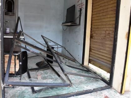 Crashing in scrap market, two injured, two vehicles injured, vehicles collapsed | भंगार बाजारात हाणामारी, दोन जण जखमी, वाहनांची तोडफोड Crashing in scrap market, two injured, two vehicles injured, vehicles collapsed | भंगार बाजारात हाणामारी, दोन जण जखमी, वाहनांची तोडफोड