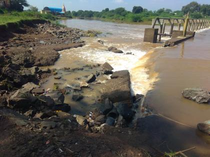 Heavy rains devastated the Goi river | मुसळधार पावसाने गोई नदीचा भूभाग खचला