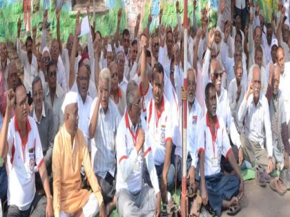 Due movement of EPS pensioners in Dhule | धुळे येथे ईपीएस पेन्शनर्सचे धरणे आंदोलन