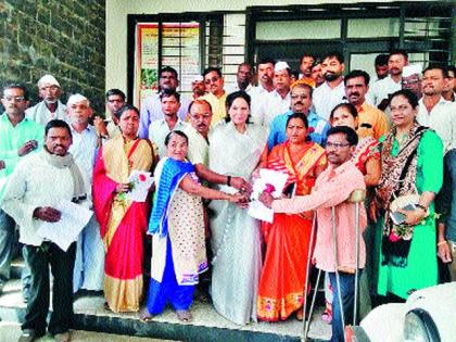 Distribution of letters of benefit plan to Divyangas | दिव्यांगांना योजना लाभाच्या पत्रांचे वितरण