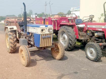 Two tractors of Murmu and Sandeep were seized | मुरूम व रेतीची वाहतूक करणारे दोन ट्रॅक्टर जप्त