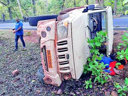 13 passengers injured in private vehicle crash | खासगी वाहन उलटून १३ प्रवासी जखमी