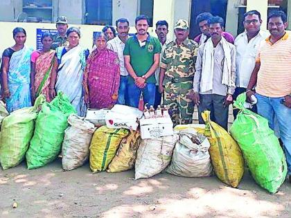 The women caught 25 bottles of liquor | महिलांनी पकडली २५ पेट्या दारू