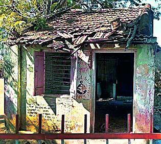  Cottage Aanganwadi filling in a dilapidated building | जीर्ण इमारतीत भरते कटेझरीची अंगणवाडी