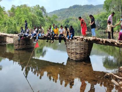 The unique bridge over the Gundenur canal is the tourist attraction | पर्यटकांसाठी आकर्षण ठरतोय गुंडेनूर नाल्यावरचा अनोखा पूल