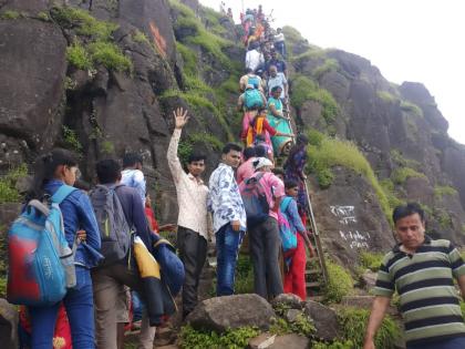  The crowd of devotees at the peak of Kalsubai | कळसूबाई शिखरावर भाविकांची गर्दी