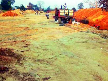 Field crops plowed for pipeline excavation | पाईपलाईनच्या खोदकामासाठी शेतातील पिके केली भुईसपाट