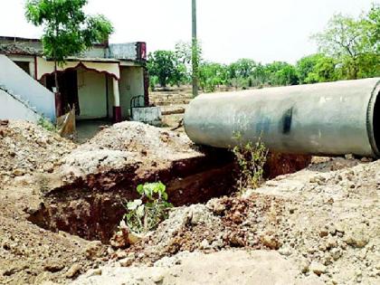 Due to the road, the pipes are continuing | रस्त्याअभावी पाईपमधून सुरु आहे ये-जा