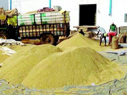 The weight of eight thousand quintals a day will be lost | आठ हजार क्विंटल धानाचे वजन होणे बाकी