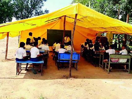 Pantalachi's Zip School fills the tent | परसटोलाची जि.प.शाळा भरते तंबूत