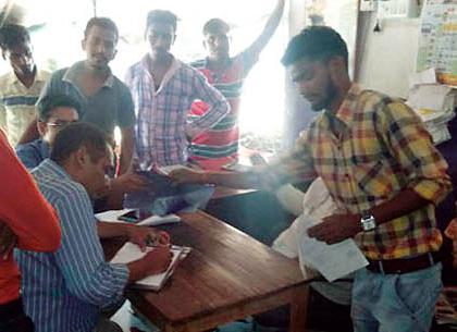 Two samples taken from cabbage | पानकोबीचे घेतले दोन नमूने Two samples taken from cabbage | पानकोबीचे घेतले दोन नमूने