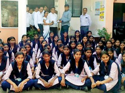 The students of the school panchayat stationed in front of the office | विद्यार्थिनींचा नगर पंचायत कार्यालयासमोर ठिय्या