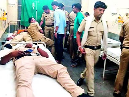 Police vehicles recovered and 11 injured | पोलीस वाहन उलटून ११ जण जखमी