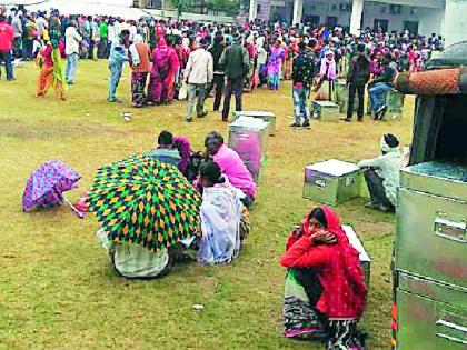 After waiting for 2 hours, the workers returned empty handed | १५ तास प्रतीक्षा करूनही कामगार रिकाम्या हाताने परतले