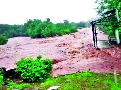 Gondi Dumala area severe in flood situation | गोंदे दुमाला परिसरात पूरस्थिती गंभीर