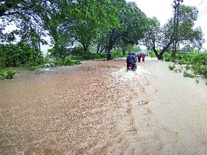 Many villages in Igatpuri taluka lost contact | इगतपुरी तालुक्यातील अनेक गावांचा संपर्क तुटला