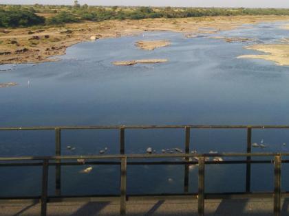 The water released from the barriage | बंधाऱ्यातून पाणी सोडले