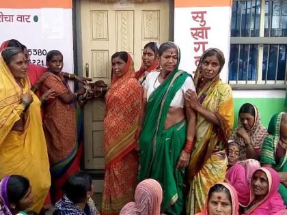 Handa Morcha for women's water; G.P. Keep the office closed | महिलांचा पाण्यासाठी हंडा मोर्चा; ग्रा.पं. कार्यालयाला ठोकले टाळे