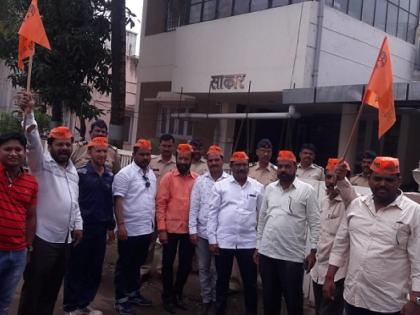 Maratha Reservation: Maratha agitators of Karhad were shocked at Shekhar Charegaonkar's house | Maratha Reservation : शेखर चरेगावकर यांच्या घरी धडकले कऱ्हाडचे मराठा आंदोलक