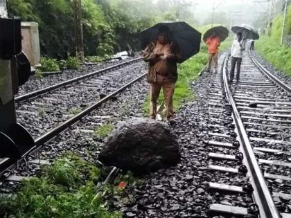 nashik,crashes,collapse,on,railway,track | कसारा रेल्वेमार्गावर दरड कोसळली