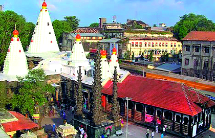 Golden cliff on the peaks of Ambabai Temple | अंबाबाई मंदिराच्या शिखरांवर सोन्याचा कळस