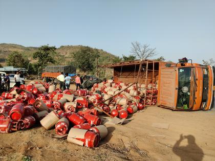 A truck carrying cylinders overturned in Kotambi Ghat | कोटंबी घाटात सिलिंडर वाहतूक करणारा ट्रक उलटला