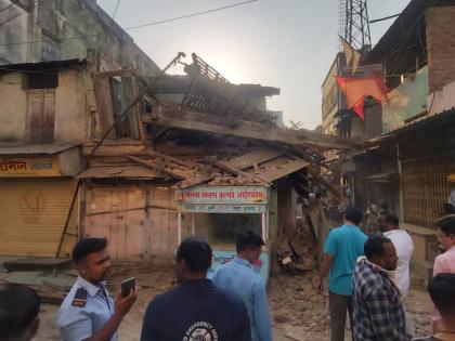 Dangerous building collapses in Malegaon | मालेगावी धोकेदायक इमारत कोसळली