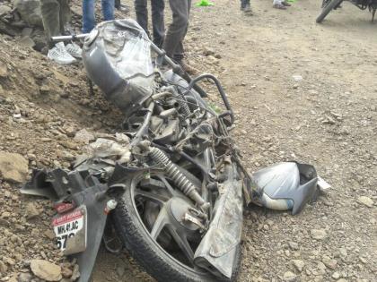 Four people were killed in a horrific accident on Manmad-Malegaon road | मनमाड-मालेगाव रोडवर भीषण अपघातात चार ठार