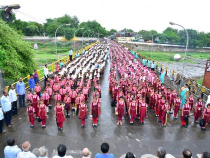 Human chain of students against weather pollution | मोसमनदी प्रदूषणाविरोधात विद्यार्थ्यांची मानवी साखळी