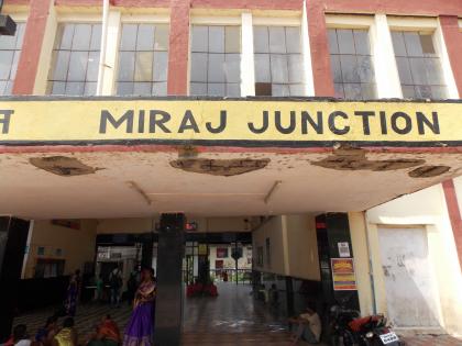 The Mirab railway station's porch slab collapsed | मिरज रेल्वेस्थानकाच्या पोर्चचा स्लॅब कोसळला