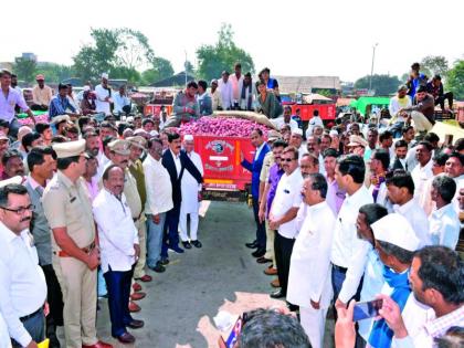 Launching a free red redium trolley at Chandwad, the first venture in the district | चांदवड येथे ट्रॉलीला मोफत लाल रेडीयम लावण्याचा शुभारंभ ;जिल्हयात पहिलाच उपक्रम