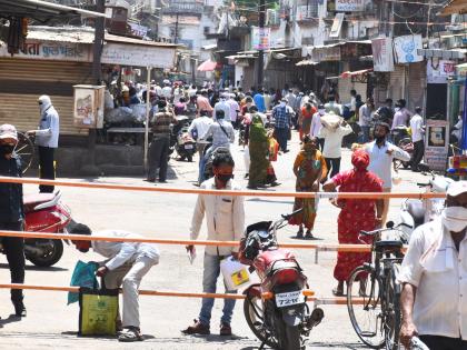 Crime on two two-wheelers fighting with police | पोलिसांशी हुज्जत घालणाऱ्या दुचाकीस्वार दोघांवर गुन्हा Crime on two two-wheelers fighting with police | पोलिसांशी हुज्जत घालणाऱ्या दुचाकीस्वार दोघांवर गुन्हा