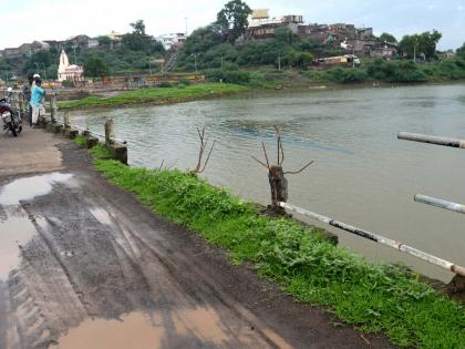 Dangerous condition due to bridge without protective straps | संरक्षक कठडय़ांविना पुलामुळे धोकेदायक स्थिती