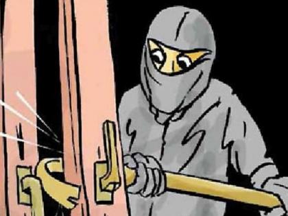 Brave theft in the city's Hoodco Colony | शहरातील हुडको कॉलनीत धाडसी चोरी Brave theft in the city's Hoodco Colony | शहरातील हुडको कॉलनीत धाडसी चोरी