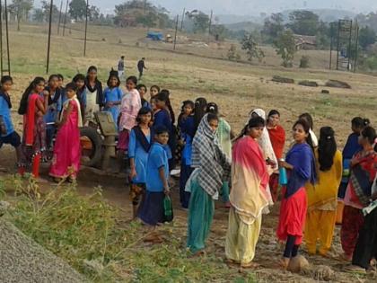 Ashram school students run on hand pumps | आश्रमशाळेतील विद्यार्थ्यांची हातपंपवर धाव