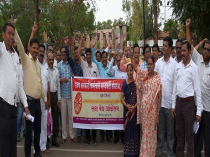 Employees' demonstrations for pending demands | प्रलंबित मागण्यांसाठी कर्मचाऱ्यांची निदर्शने