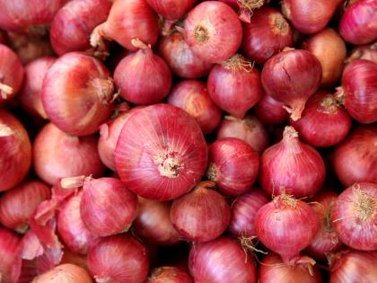 Launch of onion auction in Pandhurli sub-market | पांढुर्ली उपबाजारात कांदा लिलावाचा शुभारंभ