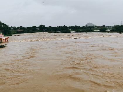 Damage to torrential rains, agricultural crops in the Pale Khurd area | पाळे खुर्द परिसरात मुसळदार पाऊस शेती पिकाचे नुकसान