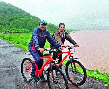 Tahsildar inspects bicycles | तहसीलदारांनी केली सायकलवरून पाहणी