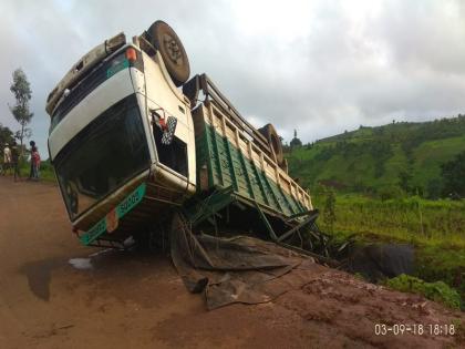 Government Gift Carrying Truck | शासकिय धान्य वाहतुक करणारा ट्रक पलटला