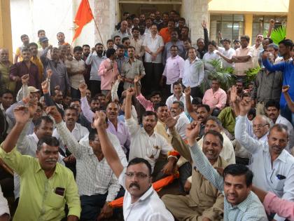 Workers of the labor force at the RTO office in Nashik | नाशिकमध्ये श्रमिक सेनेचा आरटीओ कार्यालयात ठिय्या