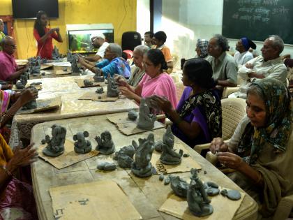 ... attractive Ganesh Murthy was done by old people | ...अन वृद्धांनी साकारल्या आकर्षक गणेशमुर्ती