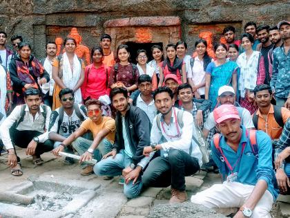  Study tour of students of Anjaneri fort area | अंजनेरी किल्ला परिसराचा विद्यार्थ्यांनी केला अभ्यास दौरा