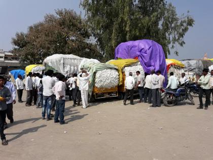 Buy one thousand quintals of cotton after twelve days in Parbhani | परभणीत बारा दिवसानंतर एक हजार क्विंटल कापूस खरेदी