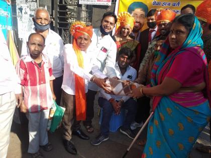 Distribution of blankets to the needy by the Prahar Disability Association | प्रहार अपंग संघटनेतर्फे गरजूंना ब्लँकेट वाटप