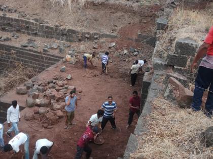 Satara: The fifteen trolley sludge removed from the historic tank, Mahasamadan in Aundh | सातारा : ऐतिहासिक तळ्यातून काढला पंधरा ट्रॉली गाळ, औंधमध्ये महाश्रमदान