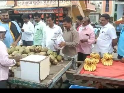 NCP's relief drive for flood victims in Muktainagar | मुक्ताईनगरात राष्ट्रवादी काँग्रेसतर्फे पूरग्रस्तांसाठी मदतफेरी