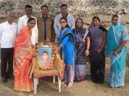 Greetings to Savitribai at Udesingh Pawar Sarvodaya Ashram School at Varkhede Budruk | वरखेडे बुद्रूक येथे उदेसिंग पवार सर्वोदय आश्रमशाळेत सावित्रीबाईंना अभिवादन