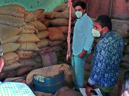 Cheap grain shopkeeper Rohit Pawar's vague answers | स्वस्त धान्य दुकानदाराची रोहित पवार यांनाच उडवाउडवीची उत्तरे